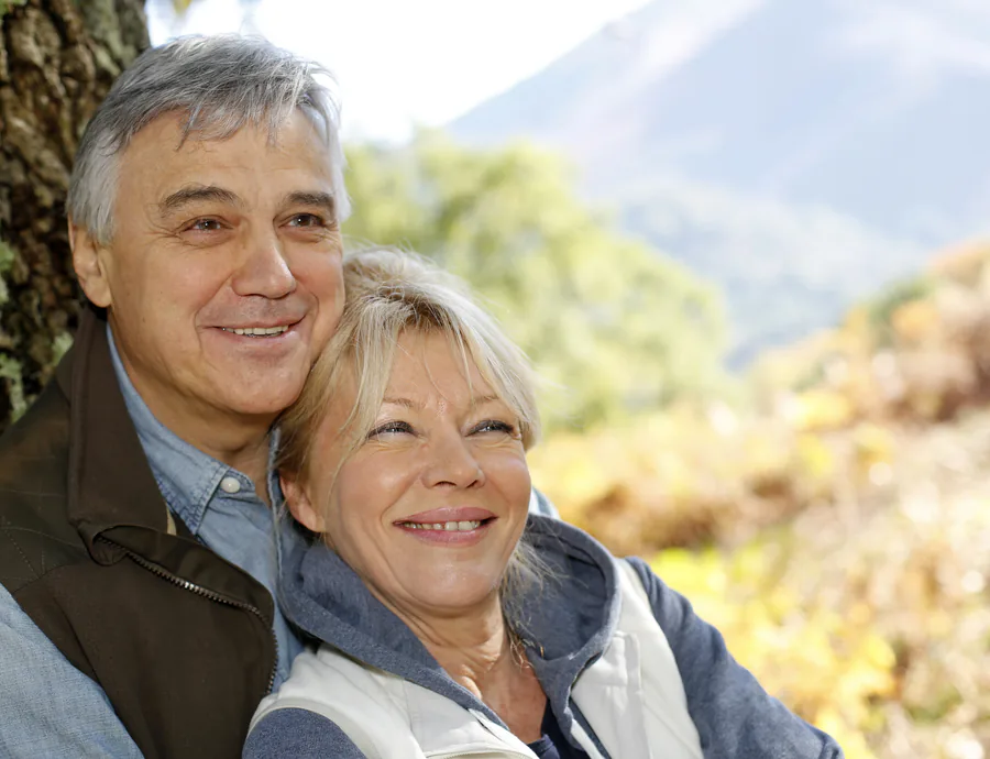 Illustration of tooth decay (pulp becomes infected, plaque builds up and destroys the enamel, bacteria forms an abscess, and infection can spread to the bloodstream)