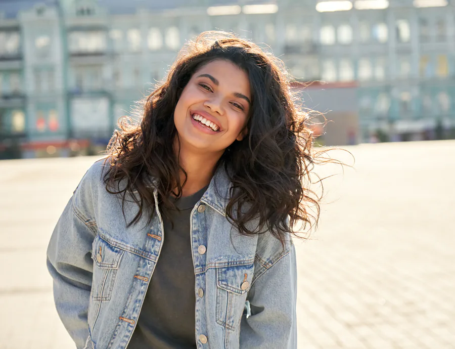 woman with jaw pain from wisdom tooth